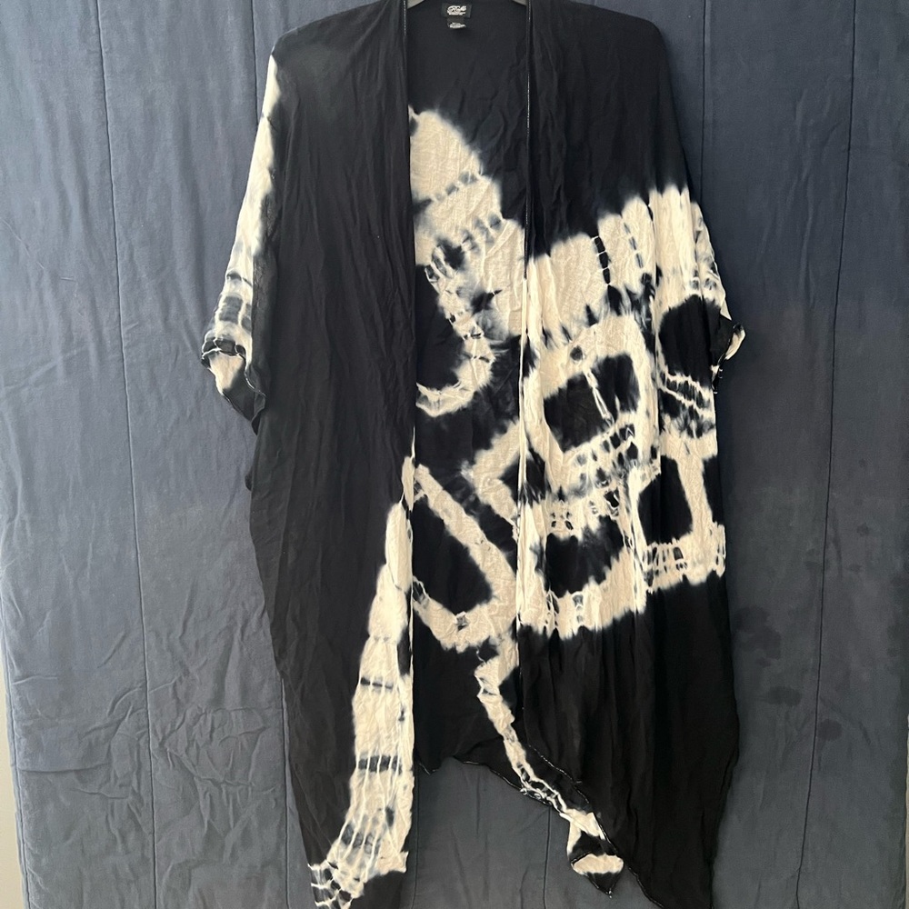 Chic Black and White Tie-Dye Kimono